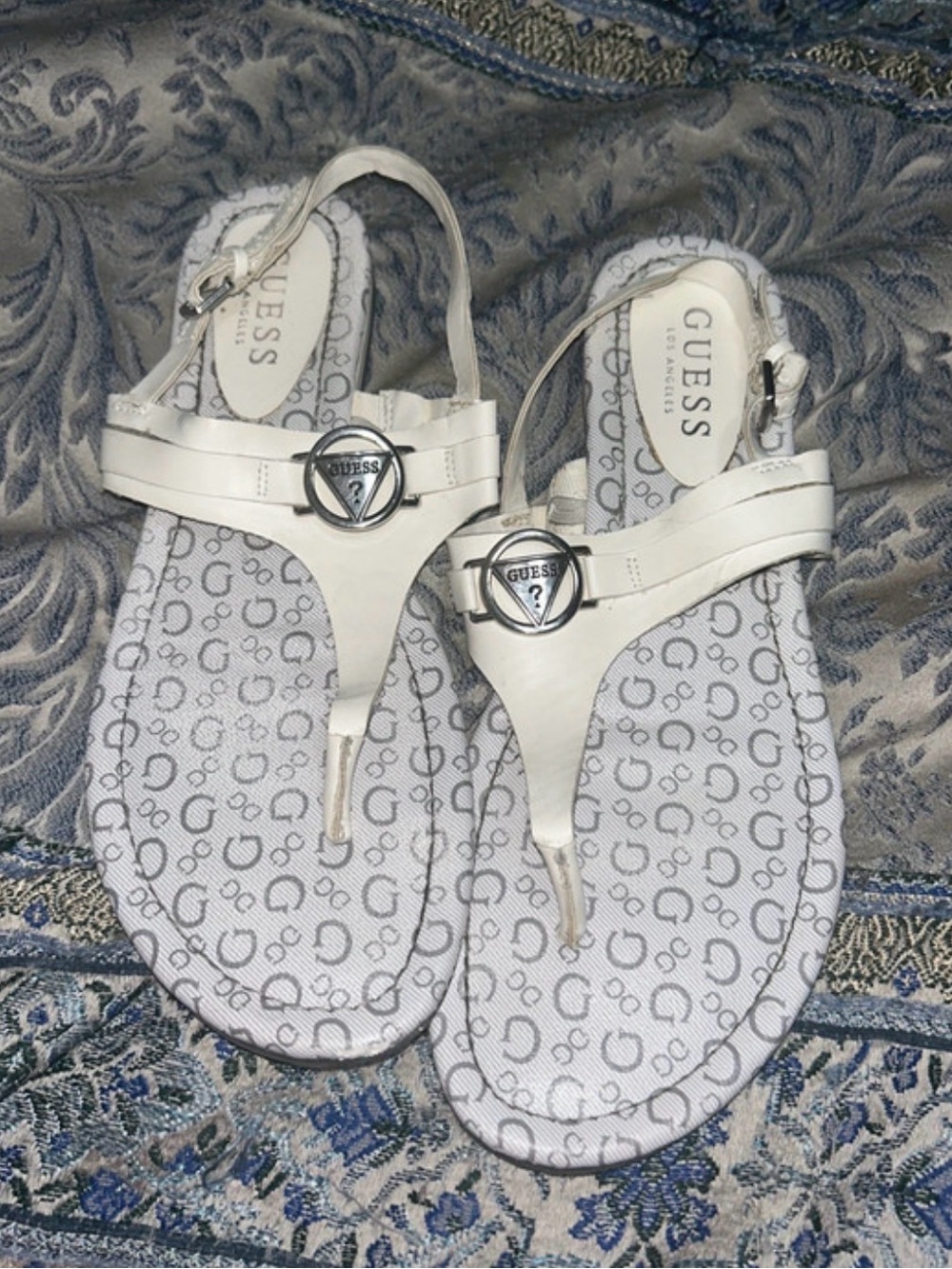 GUESS White Logo Medallion Toe-Ring Sandals